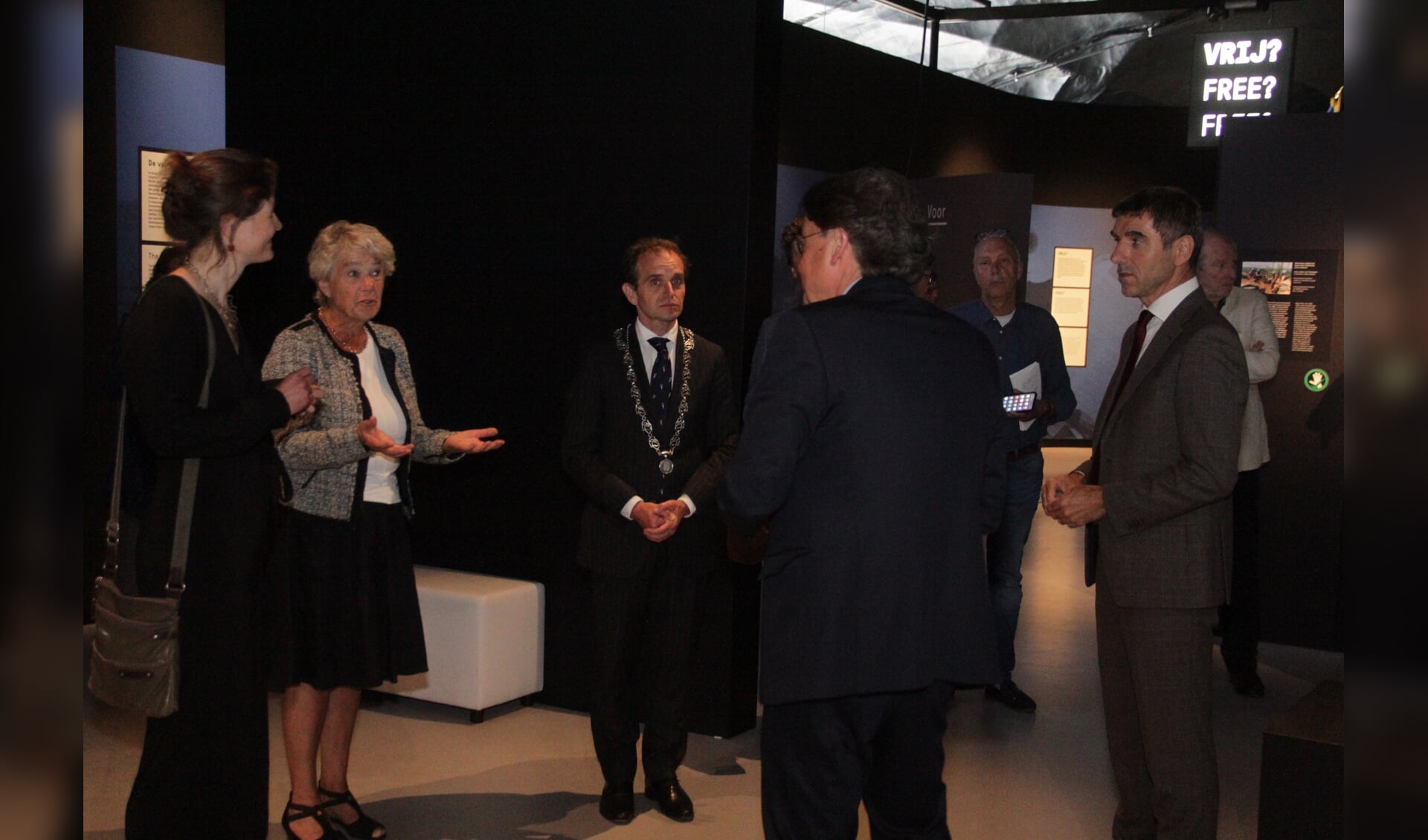 De staatssecretaris krijgt een rondleiding door Wiel Lenders directeur van het Vrijheidssmuseum. (foto: Peter Hendriks)