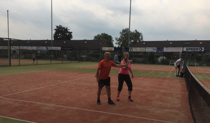 Tennisleraar geeft de juiste aanwijzingen. (foto: De Kersenplukkers)