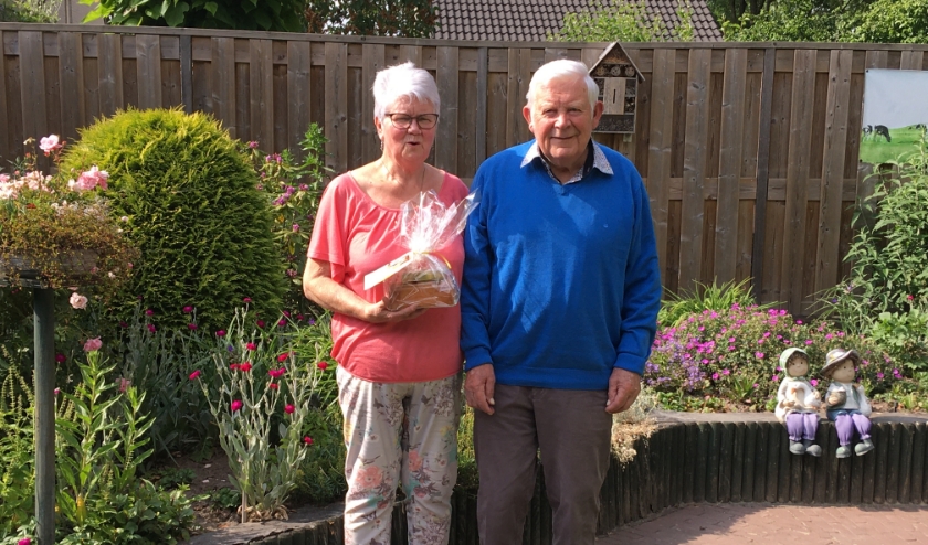 De heer en mevrouw Boerstal ontvingen de lekkernij in hun achtertuin en ook zij toonden een dankbare glimlach. (foto: Tine Boersma)