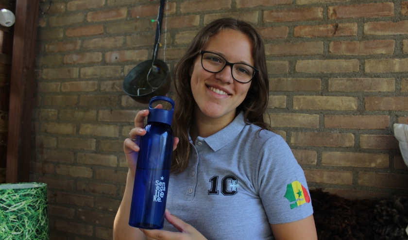 Lieke toont met een trotse glimlach haar bidon, waarvan ze er bijna 500 verkocht en die veel geld opleverde voor het project in Senegal. (foto: Linne Polman)
