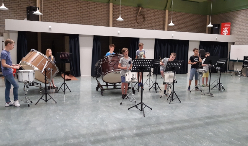 Jeugdslagwerkgroep als eerste aan de slag. (foto: Bart Kersten)