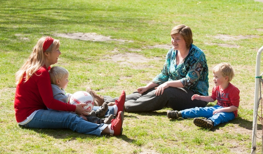 Home-Start gezin met vrijwilliger. (foto: Roy Beusker)