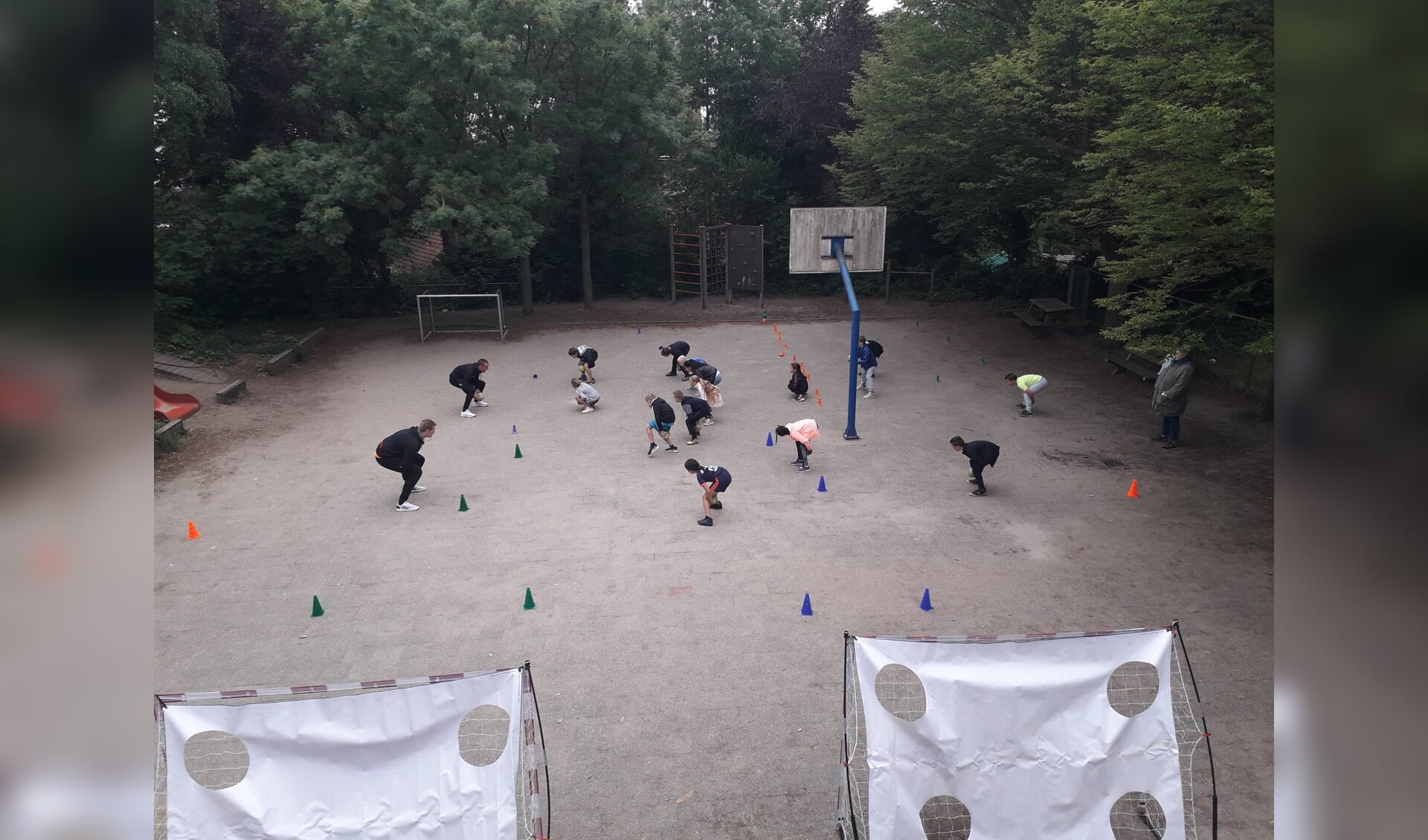 Clinic handbal op Daltonschool Rhenen. (foto: Patricia van Eldik) 