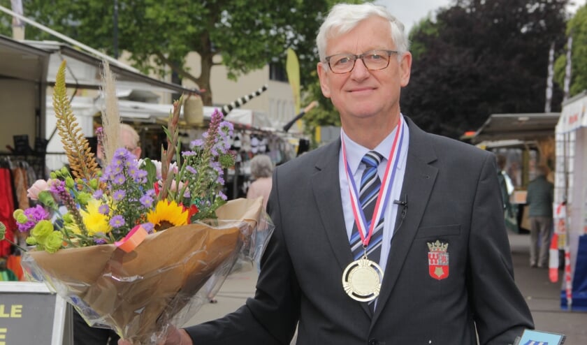 Marktmeester Stef van de Poll met vele bedankjes. (foto: Peter Hendriks)