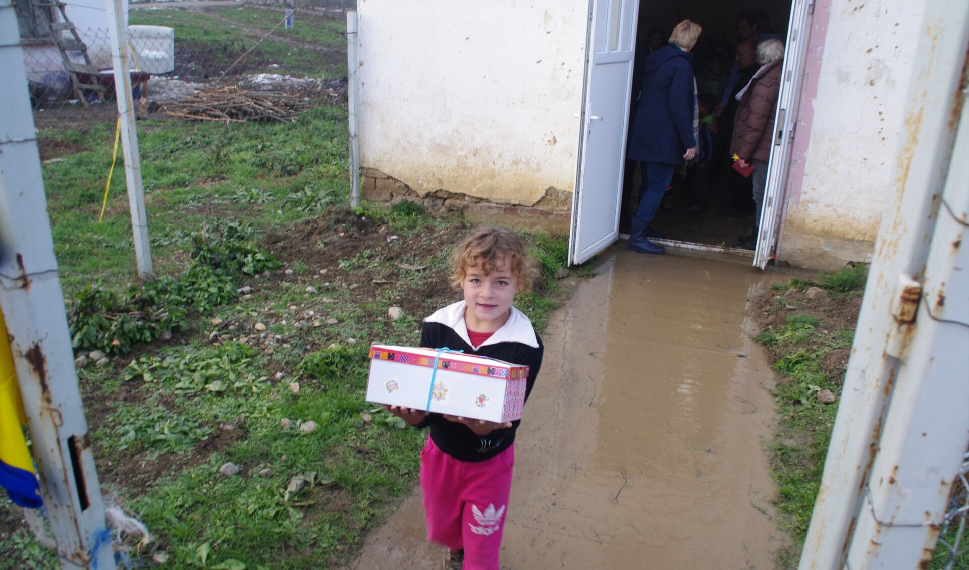 Kind in Roemenië direct na ontvangen schoenendoos. (foto: A de Wit)