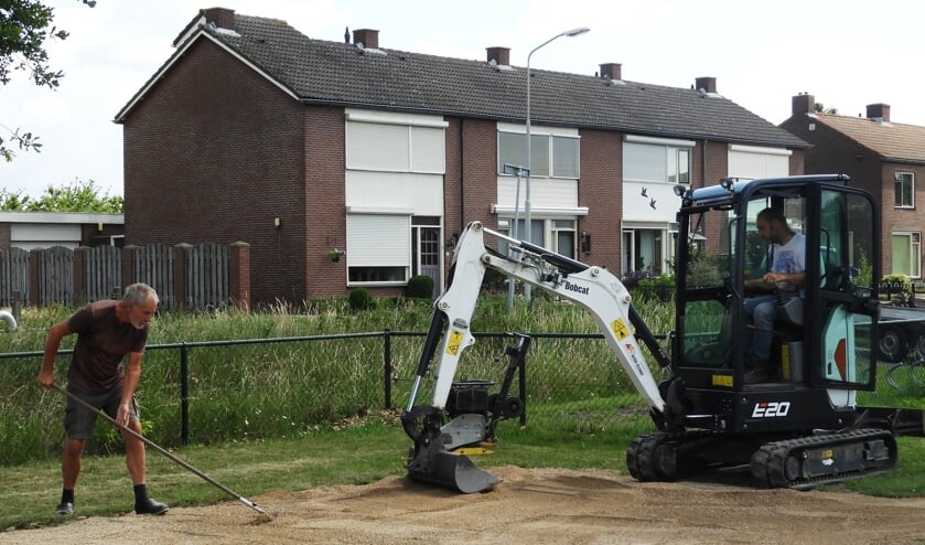 Vrijwilligers aan het werk. (foto: Dini Huijbers)