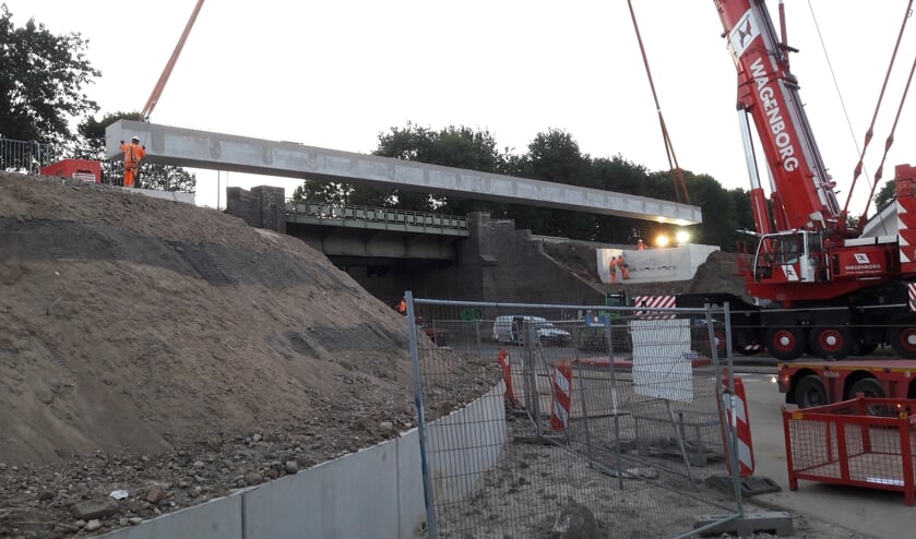 Een van de vier prefabliggers wordt op de plaats gehesen. (foto: Hans van Diest)