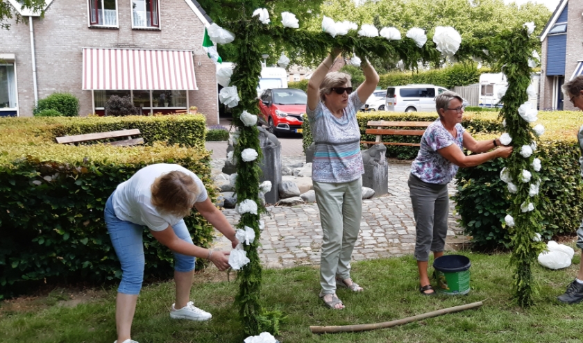 Versieren van de XS-schuttersboog. (foto: Karin Damen-Nieuwenhuis)