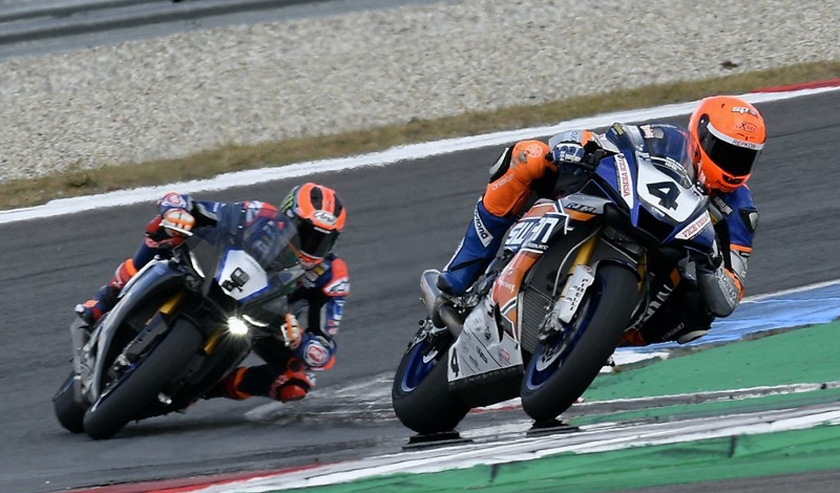 Ricardo Brink en Michael van der Mark tijdens de testdagen op het TT circuit. (foto: SWPN)