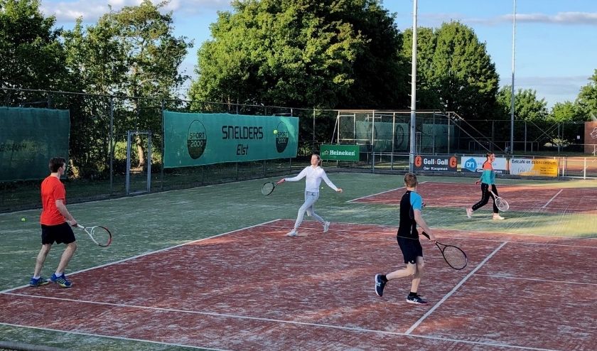 Tennislessen jeugd. (foto: TV De Stuw)