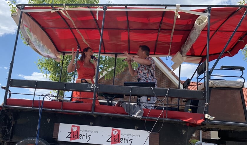 Huifkar met duo. (foto: Edwin Brink)