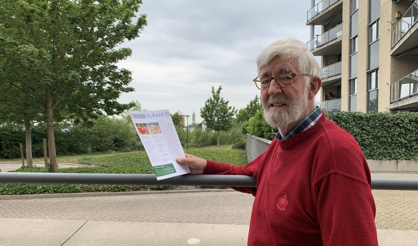 Hans de Vette houdt de Voor Elkaar omhoog. (foto: Kitty van den Hoek)