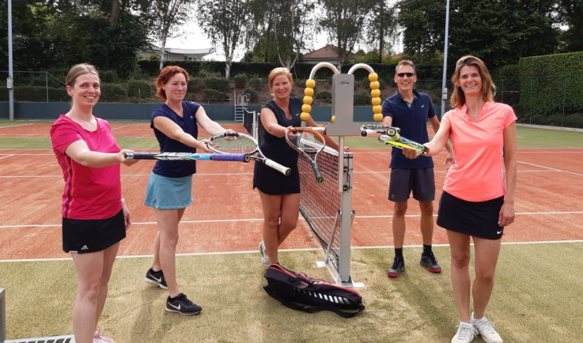 Leden van de tennisvereniging nodigen jou uit!