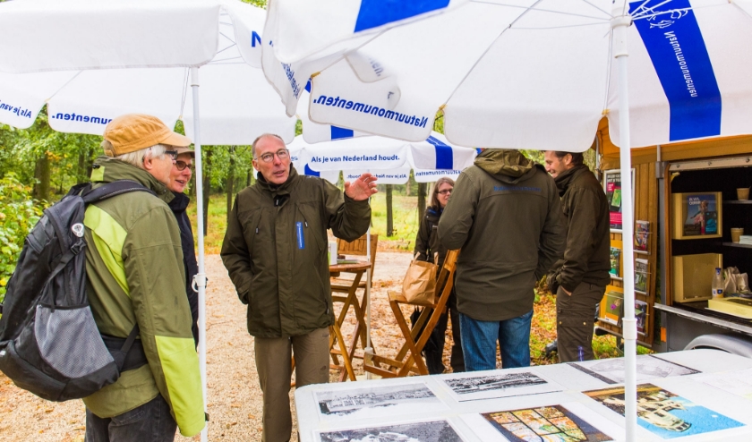 Boswachter bij informatiekar. (foto: Natuurmonumenten)