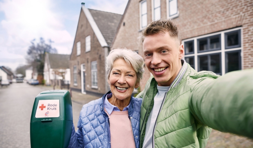 Jong en oud samen aan het collecteren in 2019. (foto: Rode Kruis)