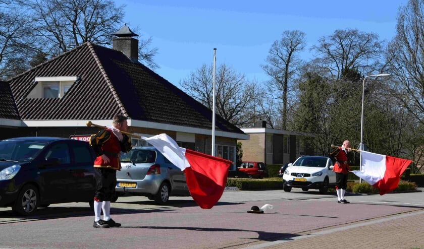 Vendeliers brengen een spontane vendelhulde bij zorgvoorziening Merlijn. (foto: DeDoornenburger.nl)