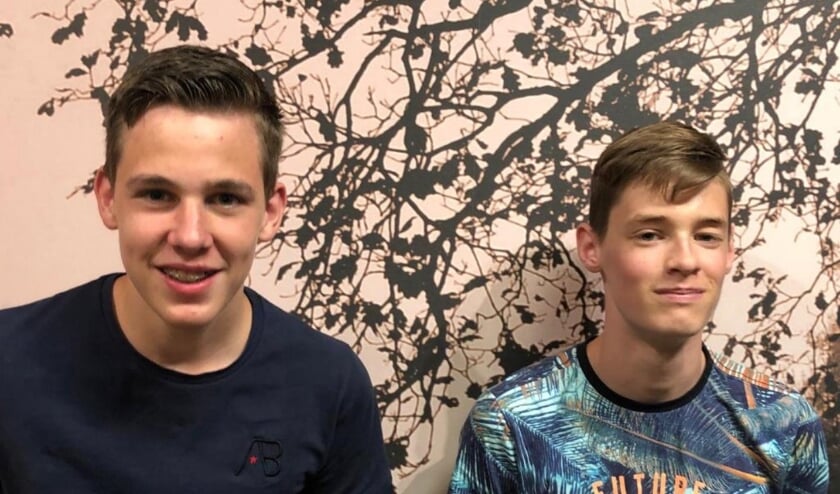 Gepromoveerd naar de slagwerkgroep Sint-Caecila: Daan Janssen en Jelle Wismans. (foto: Marcel Knuiman)