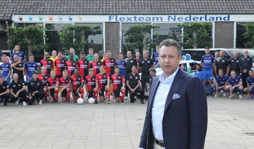 Bob Rutten met de selectie. (foto: Wil Verbeeten)
