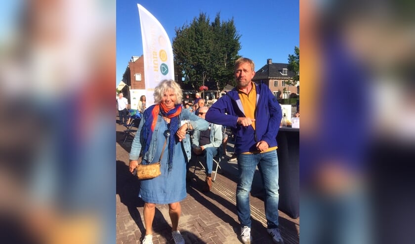 Vrijwilliger Tiny Vreman en Harm Edens met de 'coronagroet'. (foto: Marian Drent)