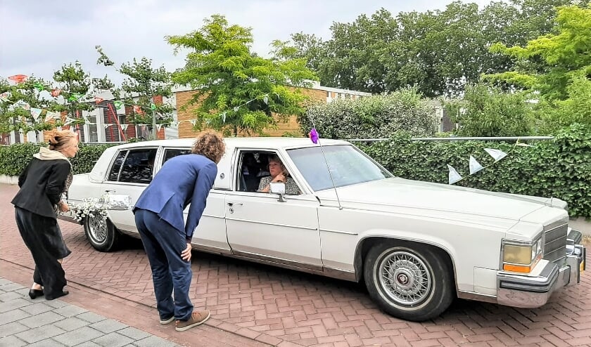Julian, leerling van De Ziep komt in een limousine zijn diploma ophalen. (foto: De Ziep)