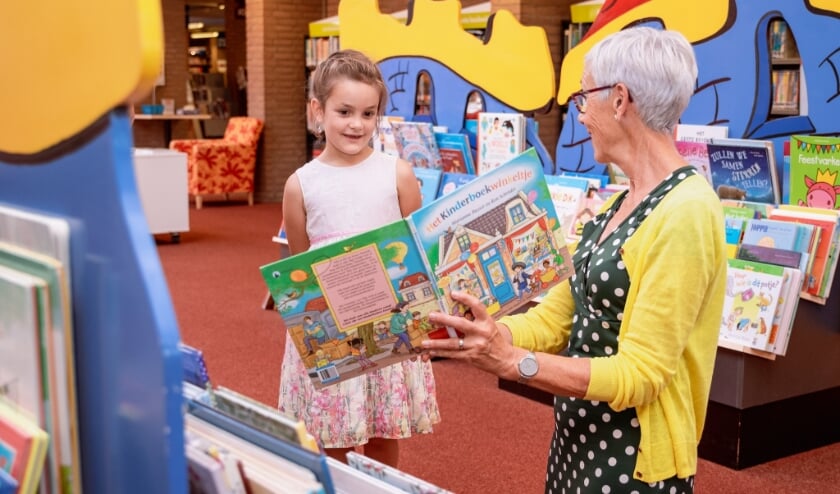 Voorlezen op afstand in de bibliotheek. (foto: Lotte Stierhout)