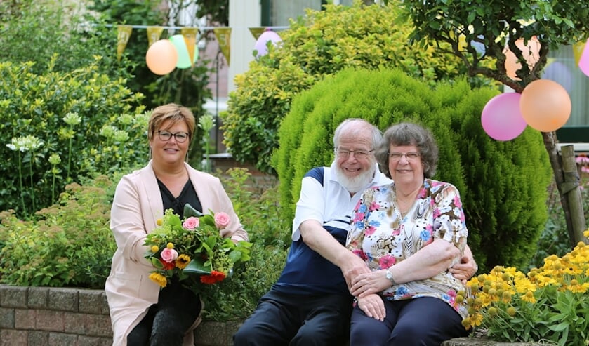 Echtpaar De Kruiff-Akkerman met wethouder Herma van Dijkhuizen (foto: 3Jet Fotografie Ochten)