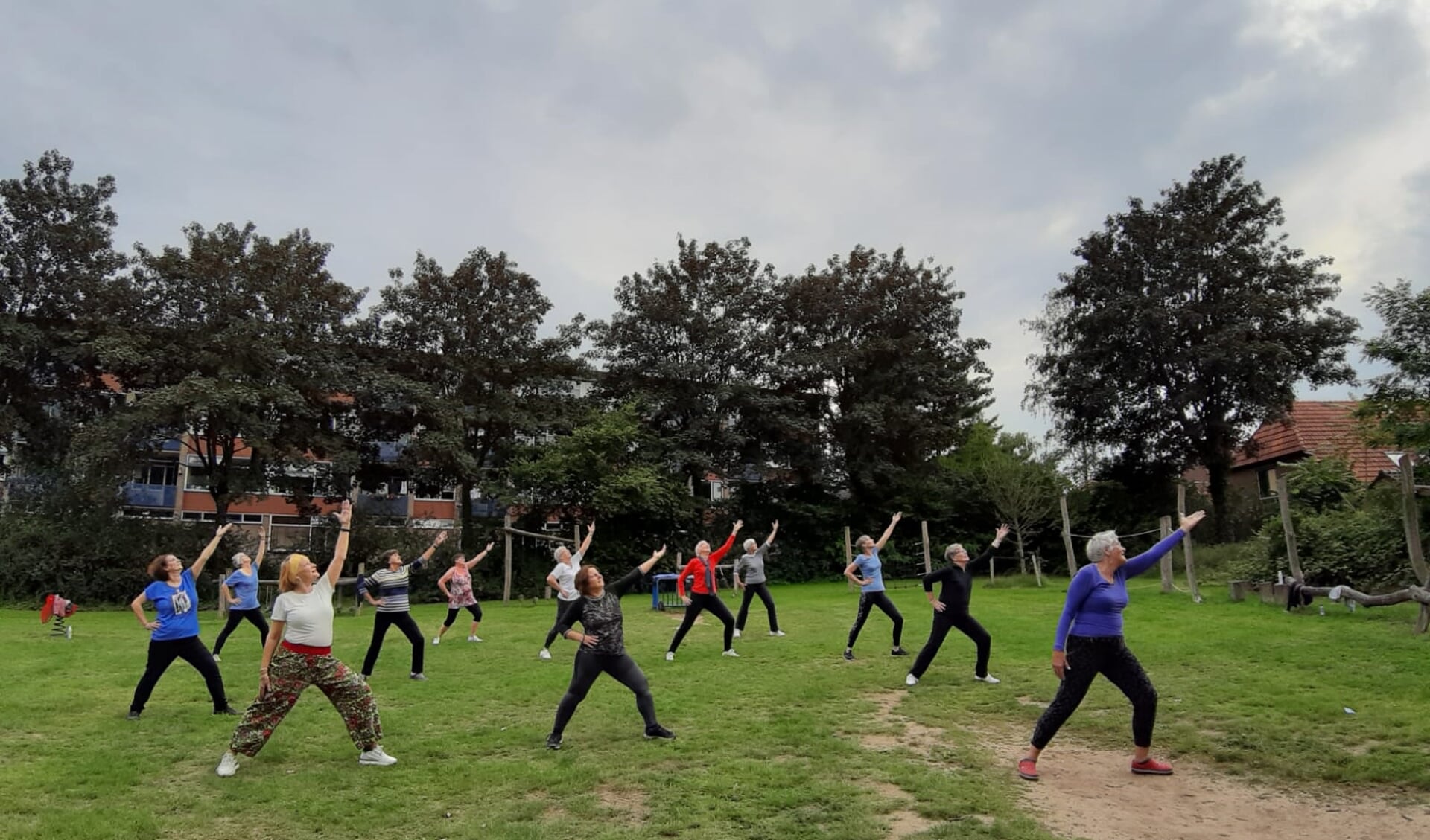De Dames Dans-Fit groep traint buiten. (foto: Suzanna Wind)