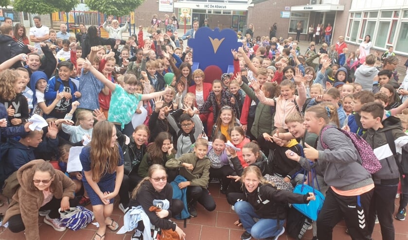 Juf Cobie, op de troon, met de leerlingen van IKC De Abacus op de foto.