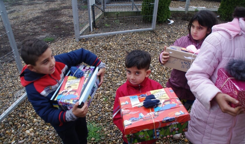 Kinderen in Roemenië, direct na krijgen gevulde schoenendoos. (foto: A de Wit)