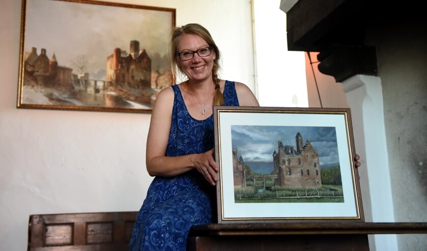 Tamara Maat met haar tekening voor het schilderij van Carl Hilgers. (foto: Sjaak Veldkamp)