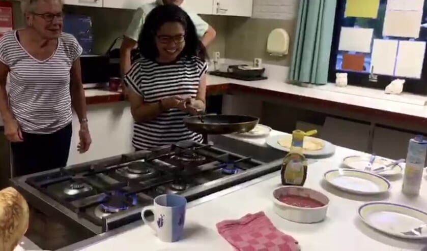 Ria en Olivia aan het pannenkoeken bakken. (foto: Renate Bani)
