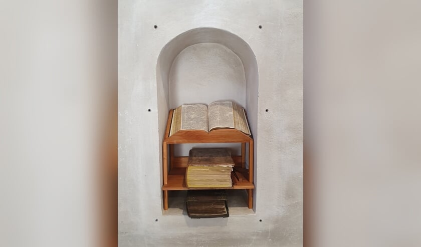 Nis met oude Bijbels in de Joriskerk in Heumen. (foto: PKN Heumen)