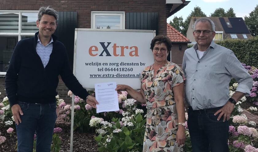 Lucien Peeters van Forte Welzijn met Marius van den Hoogen en Els Bartels van eXtra Welzijn en zorgdiensten hebben hun handtekening gezet onder de overdracht van de personenalarmering in Berg en Dal.
