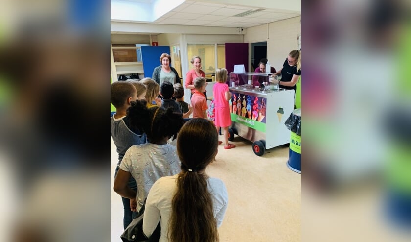Kinderen staan in de rij voor een bekertje ijs. (Moeder Latifa Poulisse, Lid OR Okkernoot)