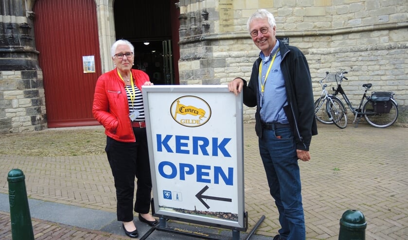 Cuneragildegastvrouw/heer Wijke van Meulen en Jan Blaas. (foto: Willy Hoorn)