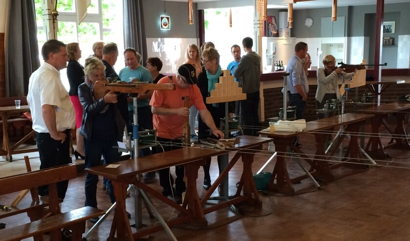Archieffoto van schutters in actie met luchtgeweer en kruisboog. (foto: www.schutterijdoornenburg.nl)