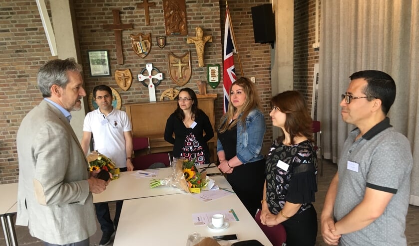 Burgemeester Hans van der Pas in gesprek met de deelnemers. (foto: Tjark Struif Struif Bontkes)