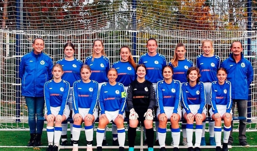 Meidenvoetbalteam. (foto: Herman van Meel)