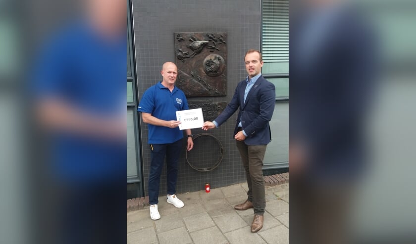Marsleider Dennis Elfferich overhandigt de cheque aan Rode Kruis voorzitter Jan Hutten, (foto: Martien van Hemmen)