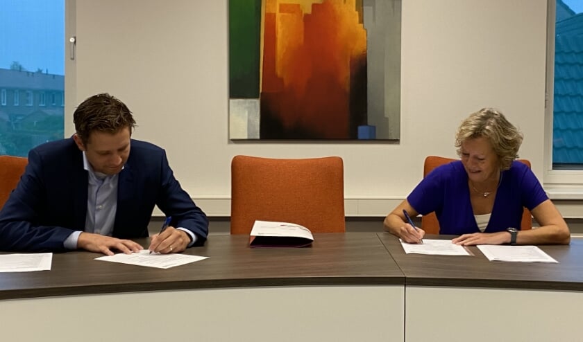 Ondertekening door Pieter Thoben en Mirjam Hagen. (foto: Carine Kuipers)