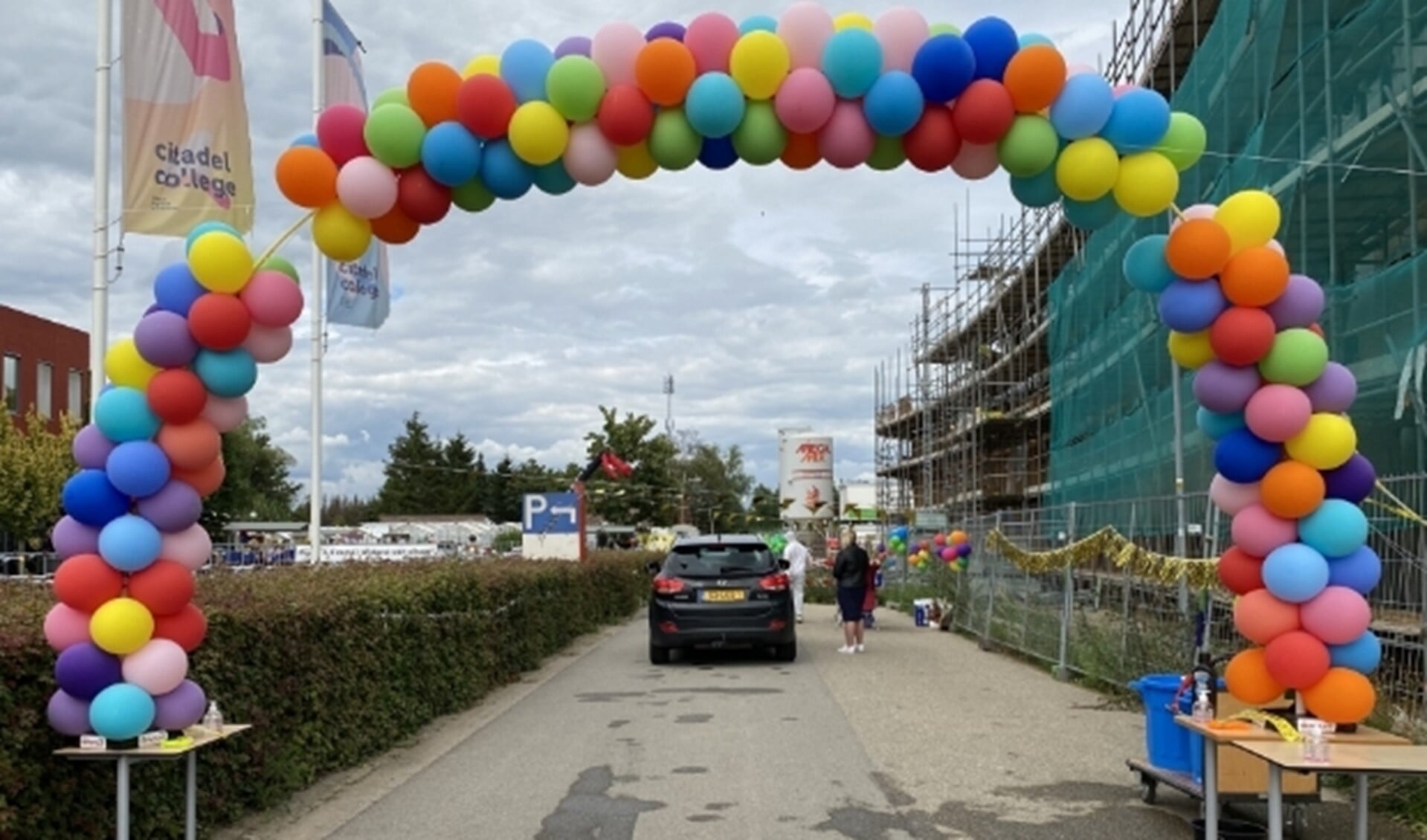 Een ballonnenboog tijdens de diploma-uitreiking voor de vmbo-leerlingen Citadel College (locatie Dijkstraat).