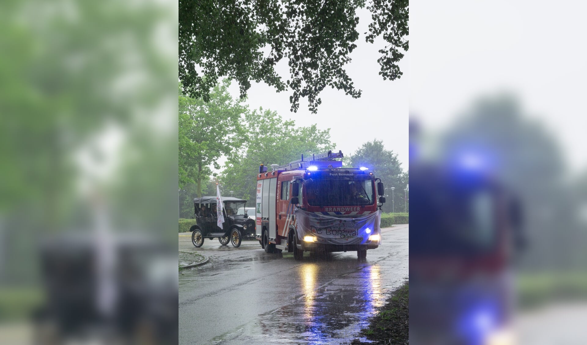 Brandweerwagen voorop in Borgwal Parade. (foto: Elise Hendriks, fotograafelise.nl)