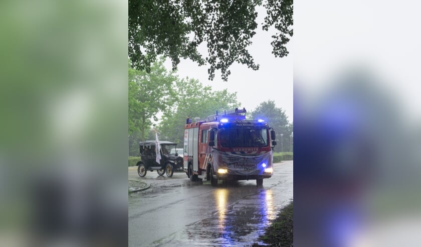 Brandweerwagen voorop in Borgwal Parade. (foto: Elise Hendriks, fotograafelise.nl)