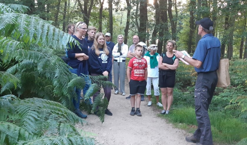 Gids Dick Verkaar vertelt over de groene omgeving. (archieffoto uit 2019: Pieter de Vries)