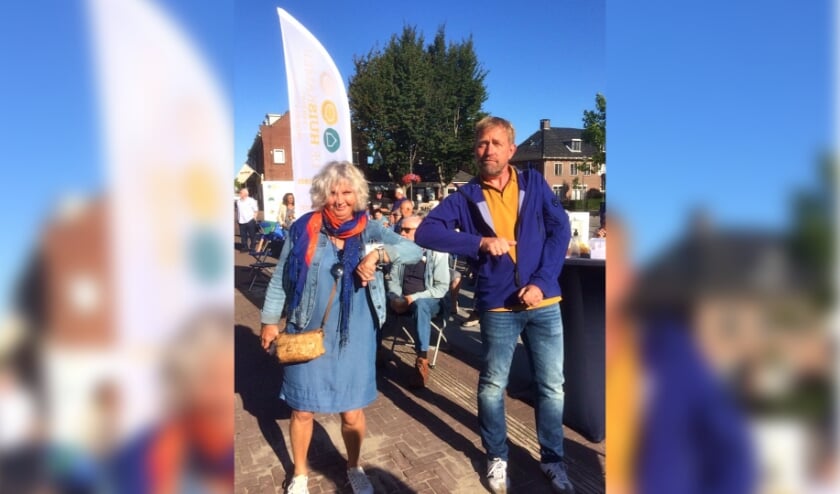 Vrijwilliger Tiny Vreman en Harm Edens met de 'coronagroet'. (foto: Marian Drent)