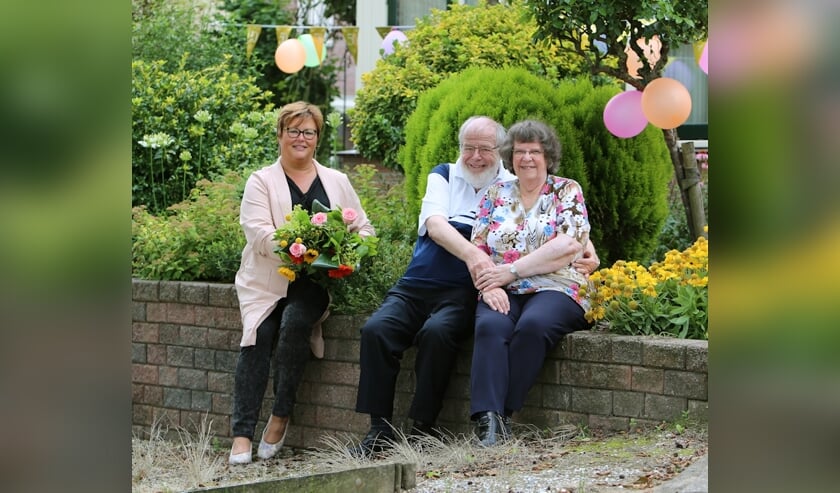 Echtpaar Verwoert en wethouder Herma van Dijkhuizen. (foto: 3Jet Fotografie Ochten)