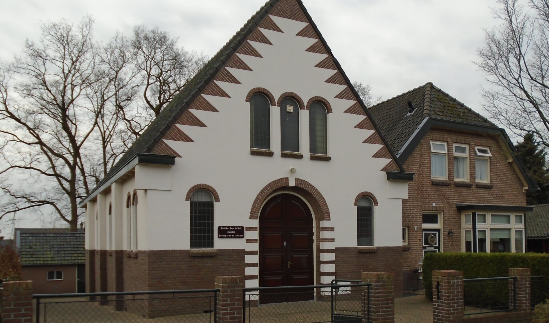 Ter gelegenheid van het 100-jarig bestaan van de kerk aan de Bantuinweg in Rhenen verscheen een herdenkingsboek. (foto: J. van Oostende)