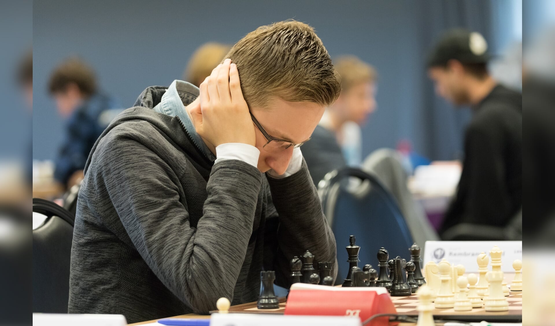 Rembrandt Bruil in actie tijdens het Nederlands Jeugdschaakkampioenschap. (foto: Harry Gielen)