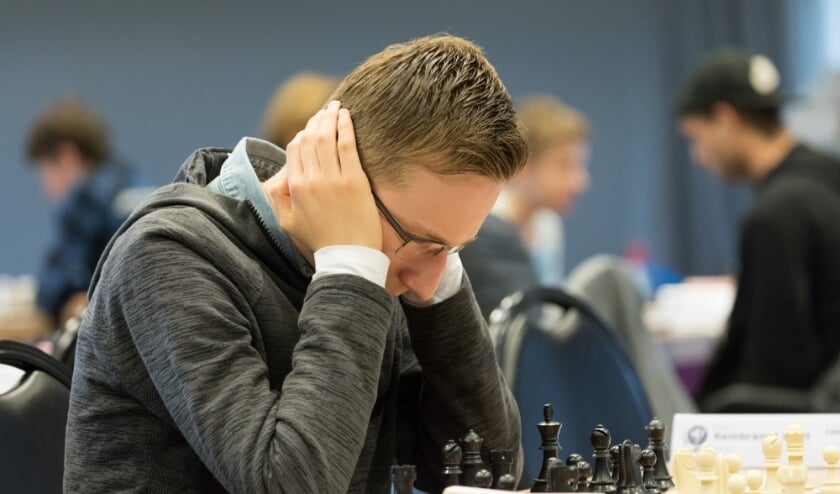 Rembrandt Bruil in actie tijdens het Nederlands Jeugdschaakkampioenschap. (foto: Harry Gielen)