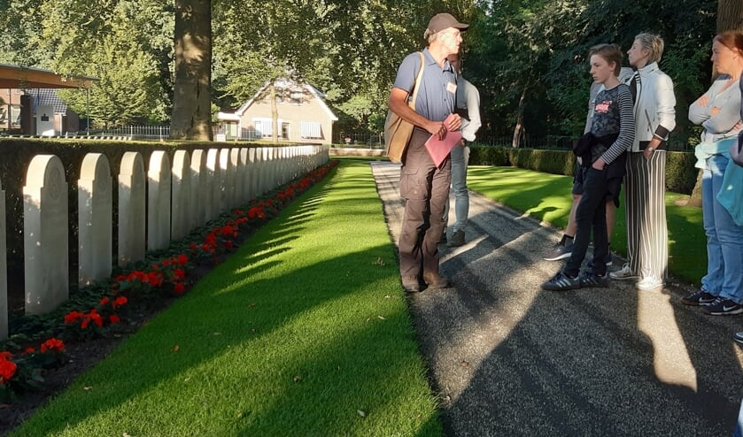 Dick Verkaar geeft uitleg tijdens een korte ronde over het militair ereveld